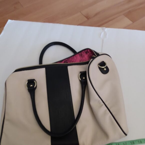 Betsy Johnson: Double strap tan & black weekender bag. - Picture 6 of 7
